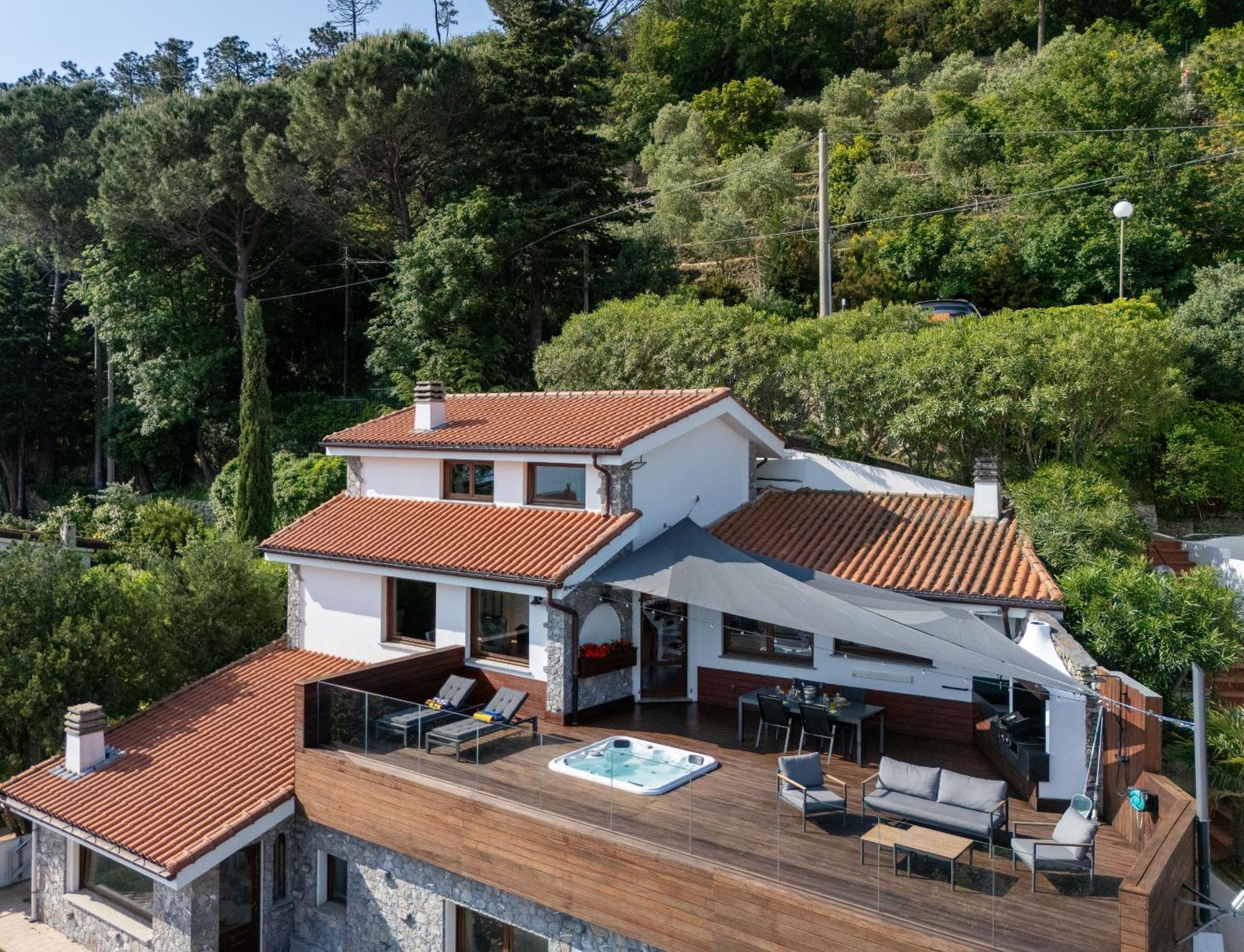 Villa Spettacolare Vista Isola Terrazza E Idromassaggio Noli Exterior foto